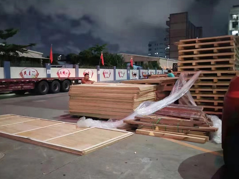 深圳石岩某重型(xing)設備包裝